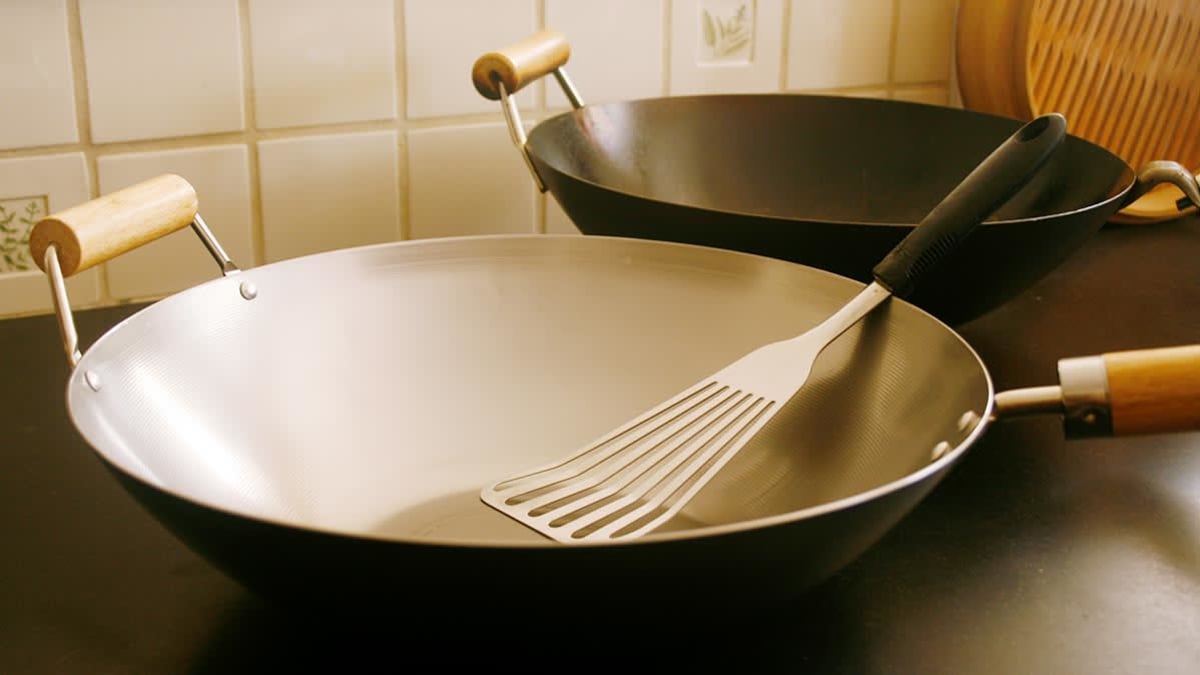 Choosing a Wok: The 2026 Guide to Carbon Steel, Sizing, and Seasoning